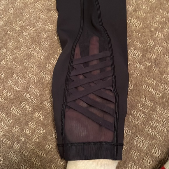 Lululemon crops- size 6 - Picture 2 of 3